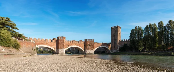 Верона, Италия - Мост Скалигеро в Кастельвеккьо — стоковое фото