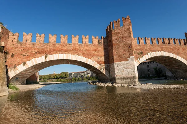 Verona, Olaszország - Scaligero híd Castelvecchio — Stock Fotó