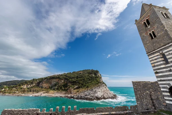 Острів Пальмарія та церква Порто Venere — стокове фото