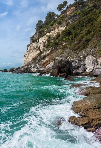 Útesy v zálivu La Spezia - Punta Bianca Itálie — Stock fotografie