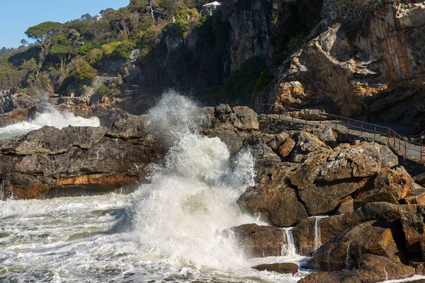 Olas en el acantilado - Tellaro Liguria Italia — Foto de Stock