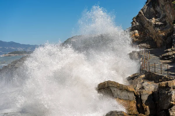 Golven op de klif - Tellaro Ligurië Italië — Stockfoto