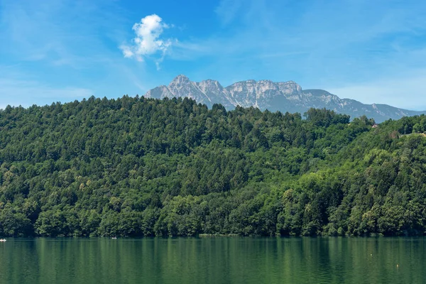 Levico Termen järvi - Trentino Italia — kuvapankkivalokuva