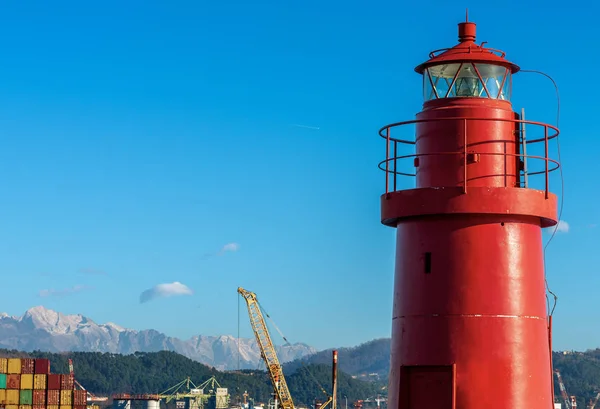ポート - ラ ・ スペツィア イタリアの赤灯台 — ストック写真