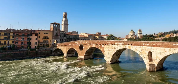 Verona Italien - Ponte Pietra och Adige-floden — Stockfoto