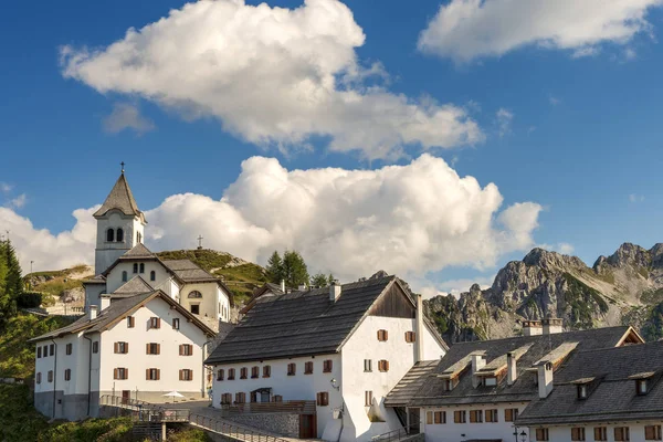 Dorp van Monte Santo di Lussari - Tarvisio, Italië — Stockfoto