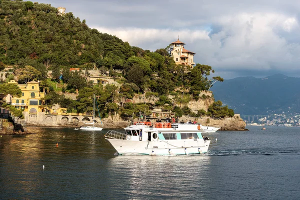 Trajektová loď v přístavu Portofino vesnice - Janov Ligurie Itálie — Stock fotografie