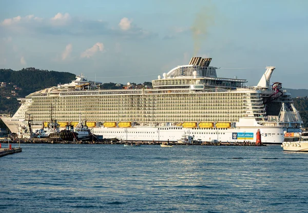 Symfonie van het cruiseschip Seas in de haven van La Spezia Italië — Stockfoto