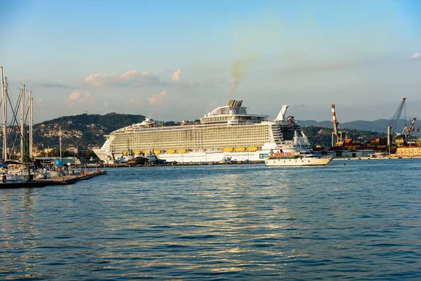 Symfonie van het cruiseschip Seas in de haven van La Spezia Italië — Stockfoto