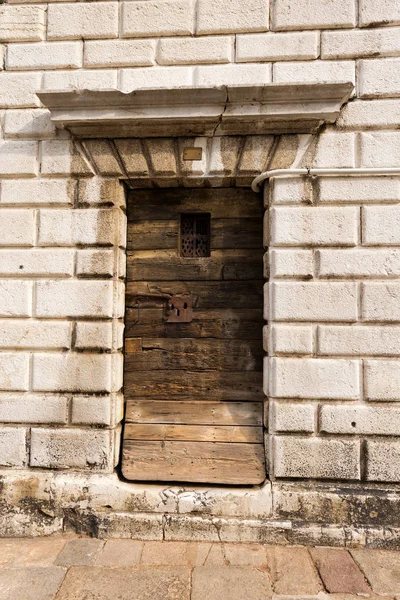 Antigua puerta de madera - Iglesia del Santi Apostoli Venecia Italia —  Fotos de Stock