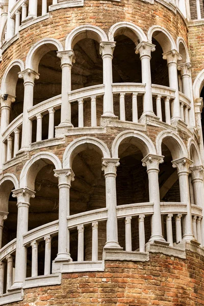 Scala Contarini del Bovolo - Antigua escalera de Venecia Italia — Foto de Stock