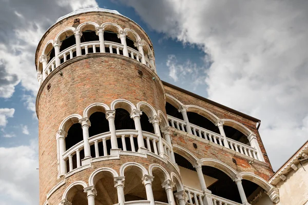 Scala Contarini del Bovolo - Starověké schodiště v Benátkách Itálie — Stock fotografie