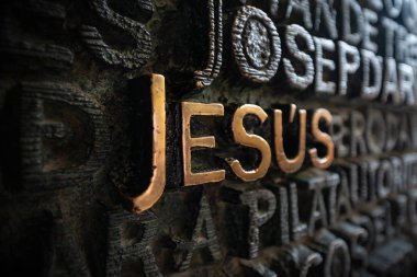 Sagrada Familia 'nın kapısı, üzerinde İsa yazıyor, Barselona İspanya.