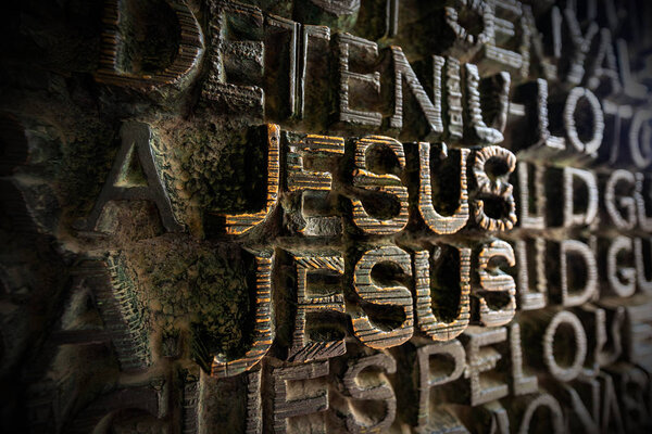 Дверь Храма Святого Семейства с надписью Иисус - Барселона Испания
