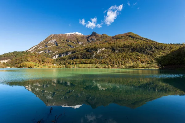 Lago di Tenno - Pequeno lago em Alpes italianos Trentino Itália — Fotografia de Stock