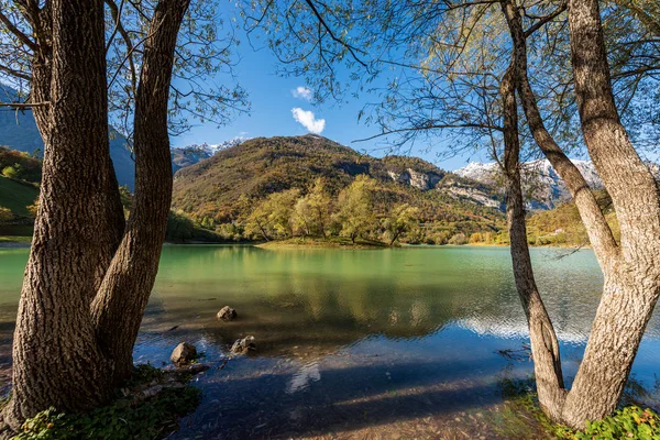 Lago di Tenno - Pequeño lago en los Alpes italianos Trentino Italia — Foto de Stock