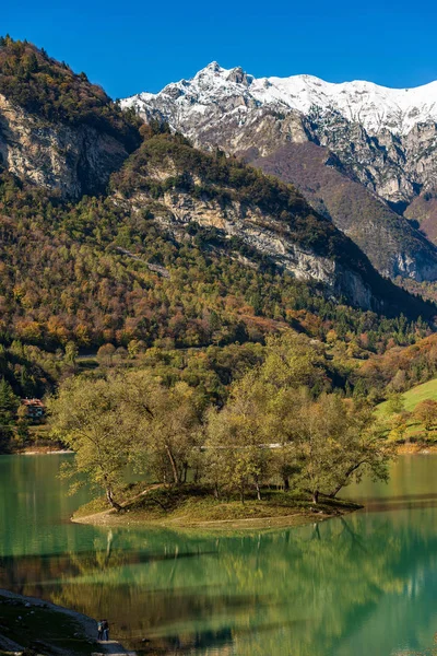 Lago di Tenno - Pequeno lago com ilha em Alpes italianos Trentino Itália — Fotografia de Stock