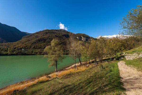 Lago di Tenno - Pequeño lago en los Alpes italianos Trentino-Alto Adigio Italia — Foto de Stock