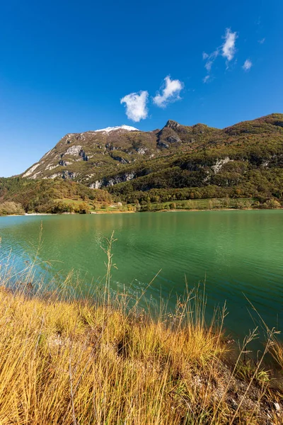 Lago di Tenno - Pequeno lago nos Alpes Italianos Trentino-Alto Adige Itália — Fotografia de Stock