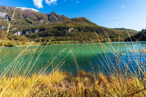 Lago di Tenno - Pequeño lago en los Alpes italianos Trentino-Alto Adigio Italia — Foto de Stock