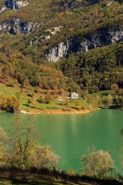 Lago di Tenno - Pequeno lago nos Alpes Italianos Trentino-Alto Adige Itália — Fotografia de Stock