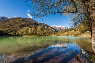 Lago di Tenno - İtalyan Alpleri 'nde küçük bir göl Trentino-Alto Adige, İtalya 