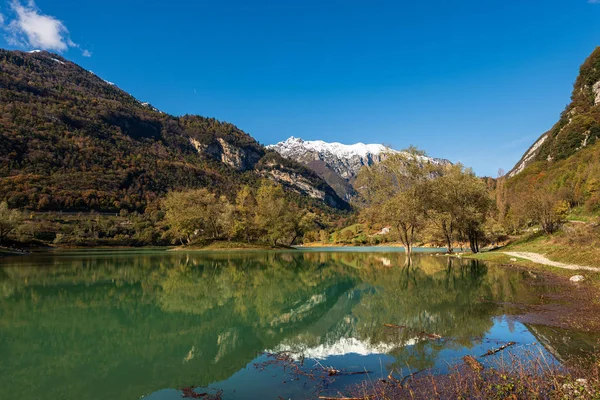 Lago di Tenno - Pequeño lago con isla en los Alpes italianos Trentino Italia — Foto de Stock