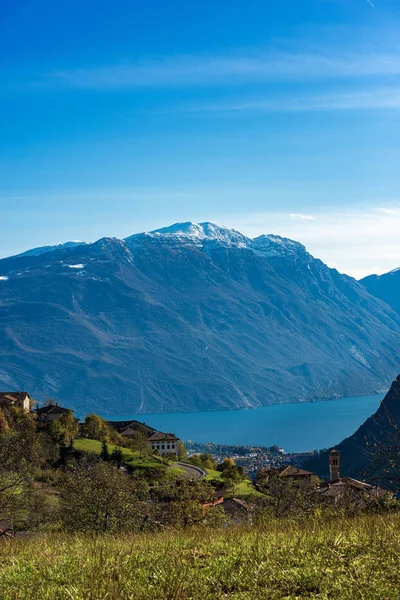 Gardasjön och Monte Baldo - Italienska Alperna nära Riva del Garda — Stockfoto