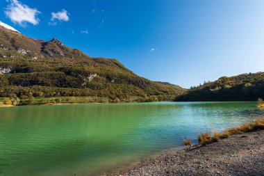 Lago di Tenno Trentino İtalya - İtalyan Alplerinde küçük güzel bir göl