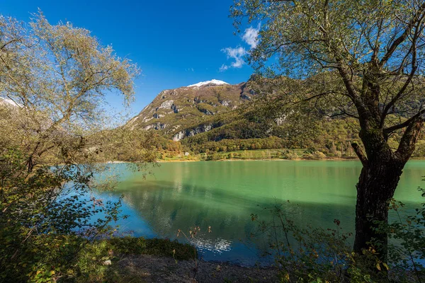 Lago di Tenno Trentino Italia - Pequeño lago hermoso en los Alpes italianos — Foto de Stock