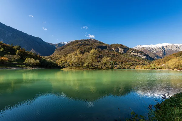 Lago di Tenno Trentino Itália - Pequeno lago bonito em Alpes italianos — Fotografia de Stock