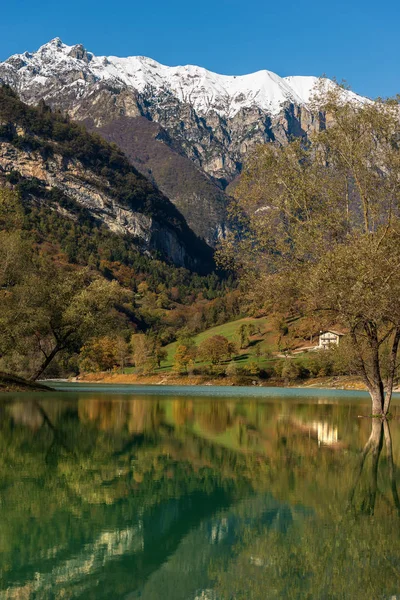 Lago di Tenno Trentino Itália - Lindo lago com reflexos em Alpes italianos — Fotografia de Stock