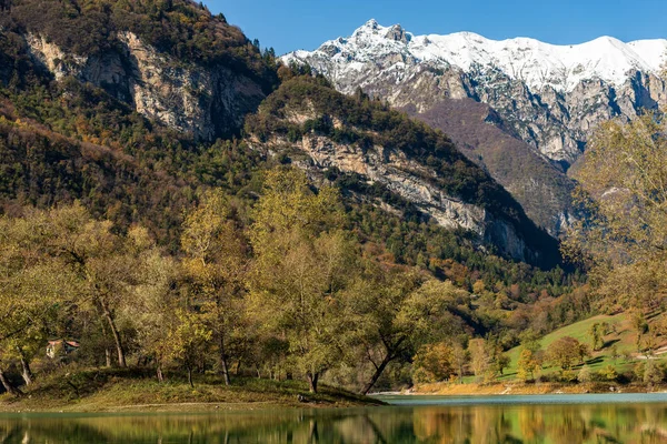 Lago di Tenno Trentino Italië - Prachtig meer met reflecties in de Italiaanse Alpen — Stockfoto