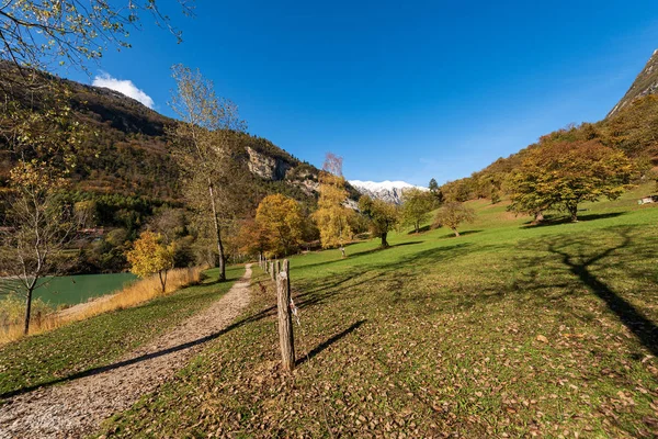 Lago di Tenno e sentiero nelle Alpi italiane - Trentino-Alto Adige Italia — Foto Stock