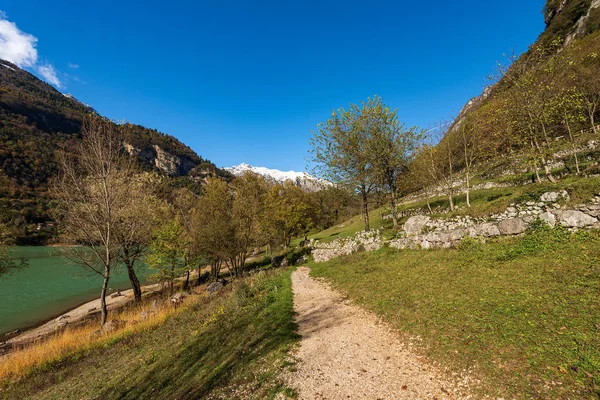 Tenno湖和意大利阿尔卑斯山的人行道-意大利Trentino-Alto Adige — 图库照片