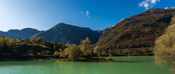 Pequeño lago hermoso en los Alpes italianos - Lago di Tenno Trentino Italia — Foto de Stock