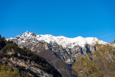 Tenno Gölü yakınlarında kar yağan Giudicarie Alpleri - Trentino İtalya
