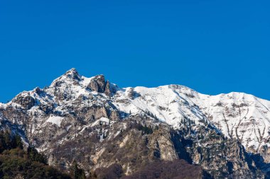 Tenno Gölü yakınlarında kar yağan Giudicarie Alpleri - Trentino İtalya