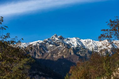 Tenno Gölü yakınlarında kar yağan Giudicarie Alpleri - Trentino İtalya