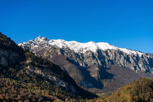 Giudicarie alpen mit schnee in der nähe des tennosees - trentino italien — Stockfoto
