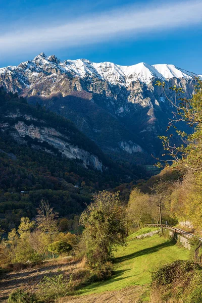 Giudicarie Alpes con nieve cerca del lago Tenno - Trentino Italia — Foto de Stock