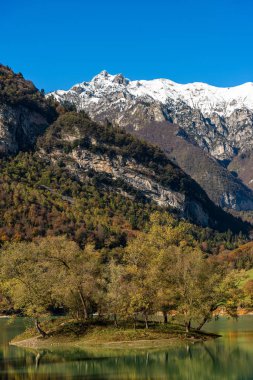 Ada ile Tenno Gölü ve kar ile Giudicarie Alpleri - Trentino İtalya