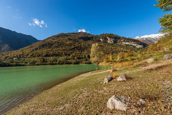 Lago Tenno e Giudicarie Alpes com neve - Trentino Itália — Fotografia de Stock