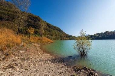 İtalyan Alplerinde Lago di Tenno - Küçük güzel bir göl Trentino İtalya