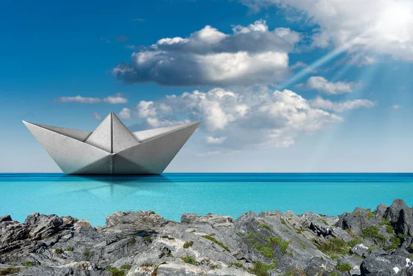 青い空と雲とターコイズブルーの海の紙のボート — ストック写真