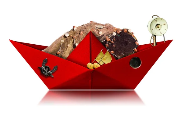 Невеликий паперовий рибальський човен з рибальськими сітками та лебідкою Ізольовані — стокове фото