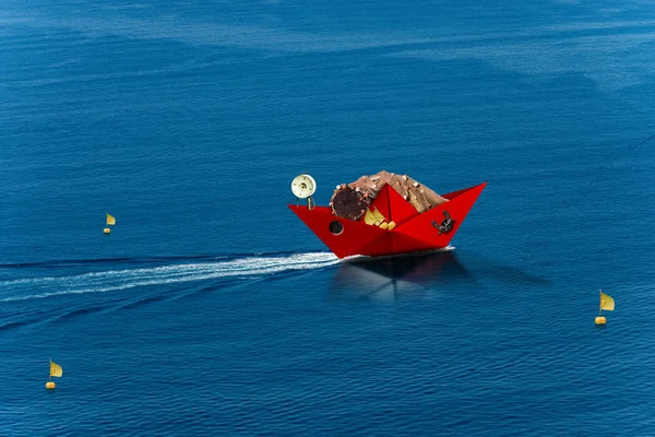 Bateau de pêche en papier rouge avec filets de pêche navigue dans la mer bleue — Photo