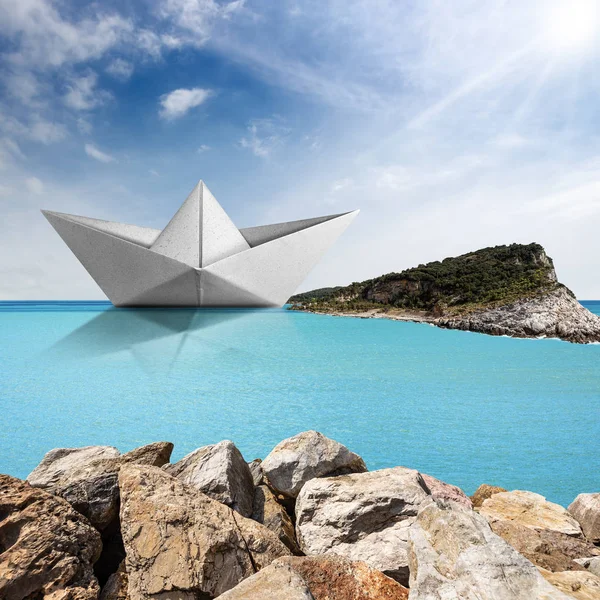 Barco de papel em mar azul-turquesa com ilha e céu com nuvens — Fotografia de Stock