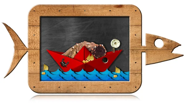 Blackboard em forma de peixe com barco de pesca vermelho e espaço de cópia — Fotografia de Stock