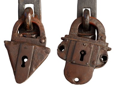 Beyaza izole edilmiş iki eski paslı asma kilit.
